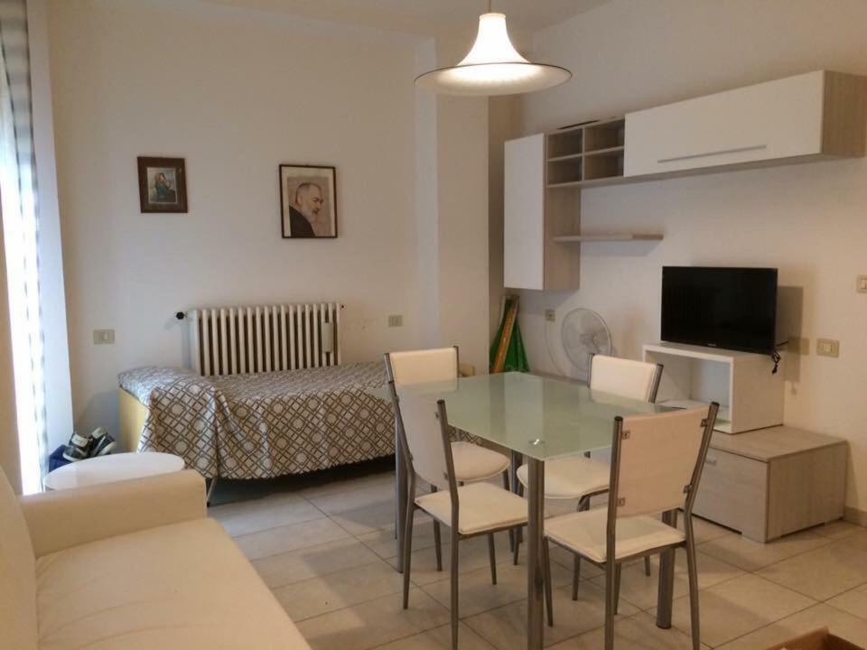 New Prophet Bed and Breakfast Cattolica Exteriör bild
